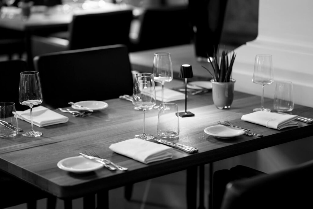 Gedeckter Tisch im Restaurant im Gütchen in Schwarzweiß