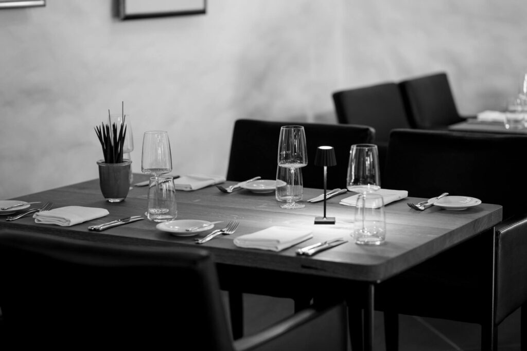Gedeckter Tisch mit Tischleuchte in Schwarzweiß