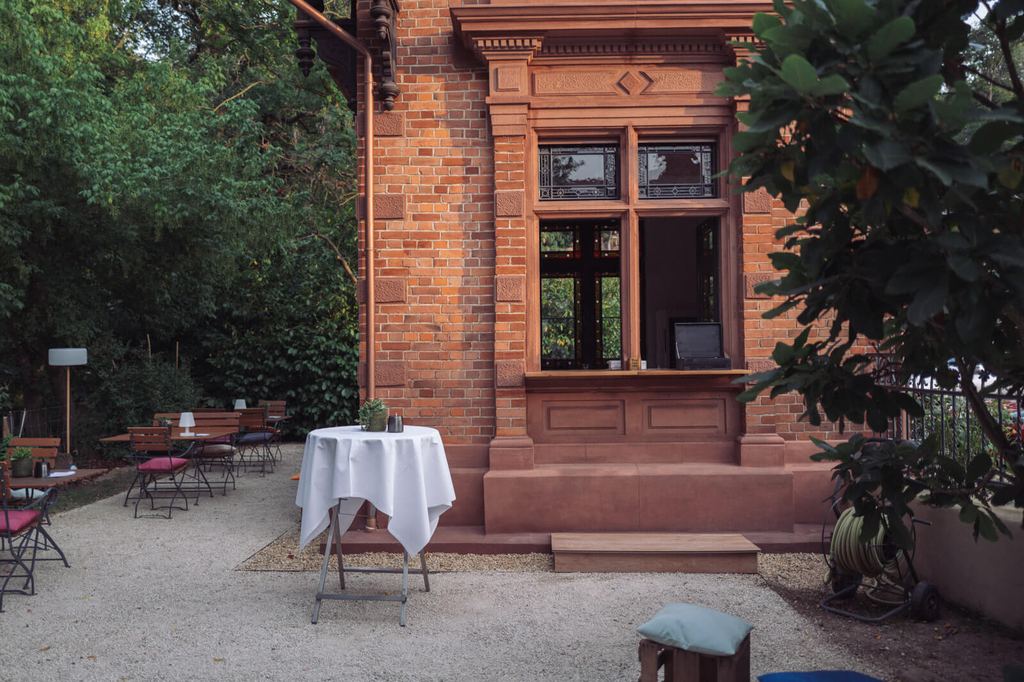 Wiegehäuschen mit Ausgabefenster und Stehtisch im Garten Puricelli